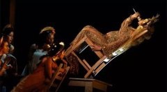 还加入了金色的眼影