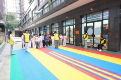 第一位同学先独立穿过彩