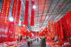 该摊位的春联是现场挥毫