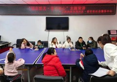 孩子们踊跃展示作品