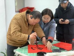 小心翼翼粘贴在福语周边