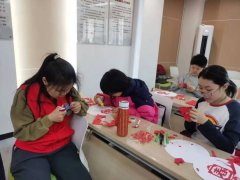 细致地为孩子们讲解着剪纸的技巧