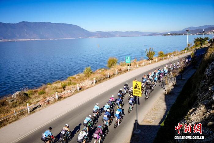 2025中国公路自行车职业联赛大理站正式拉开帷幕