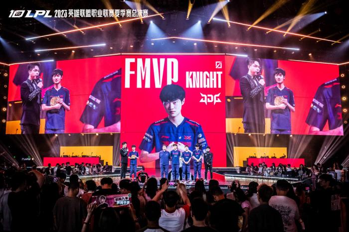 JDG捧起LPL夏季赛冠军，英雄联盟正式进入亚运时