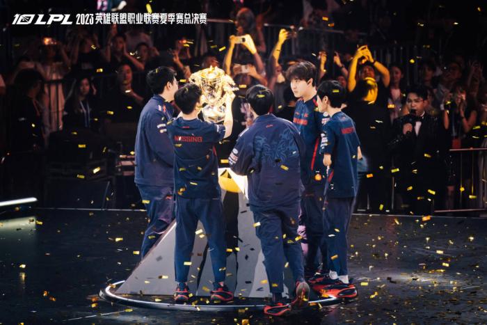 JDG捧起LPL夏季赛冠军，英雄联盟正式进入亚运时