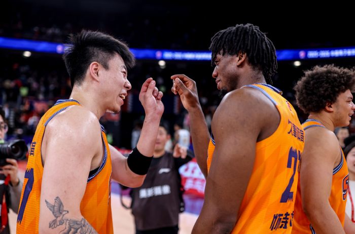 上海男篮主场大胜广东豪取十连胜 稳居联赛榜首