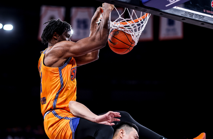 上海男篮主场大胜广东豪取十连胜 稳居联赛榜首