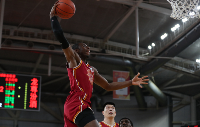 上海男篮主场大胜广东豪取十连胜 稳居联赛榜首
