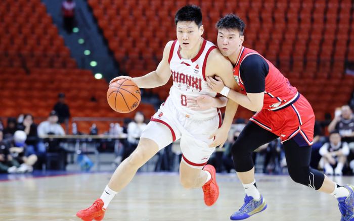 上海男篮主场大胜广东豪取十连胜 稳居联赛榜首