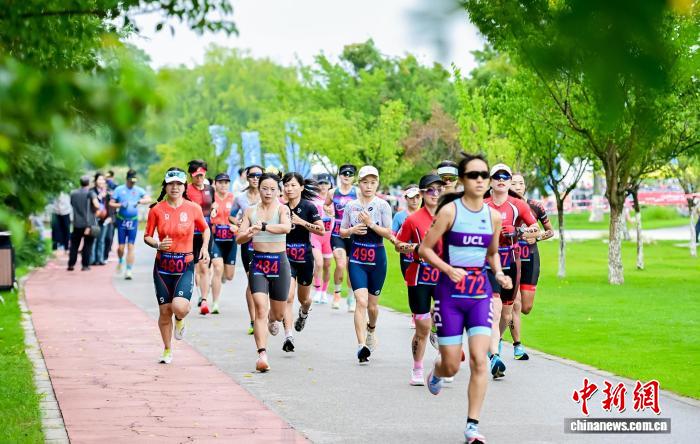 秦岭山间驰骋 多国选手竞逐“铁三”桂冠