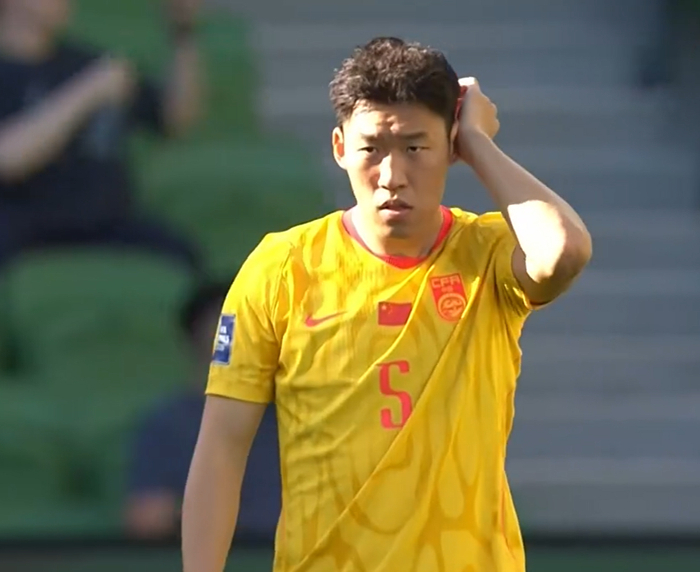 中国男足首战喀麦隆遭遇天崩开局 邵佳一541战术