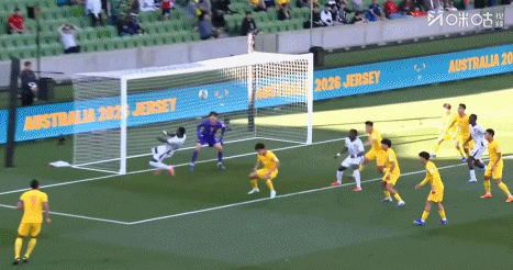 中国男足首战喀麦隆遭遇天崩开局 邵佳一541战术