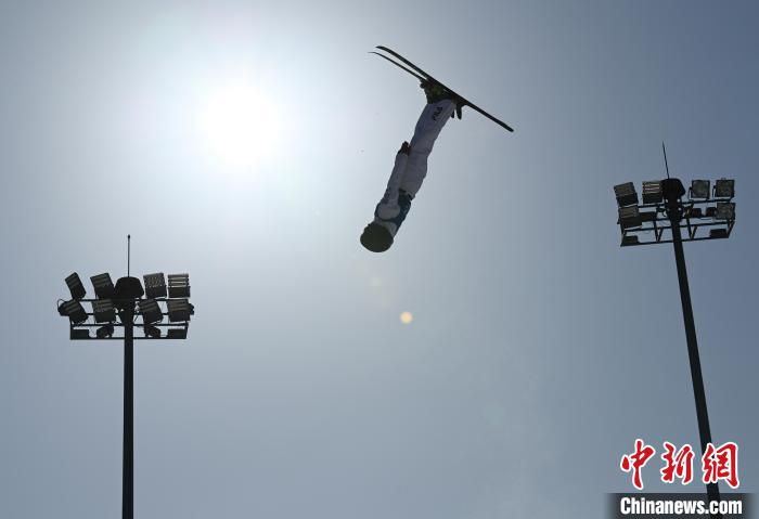 陕西张一帆与河北沈靖怡在长春莲花山滑雪场夺