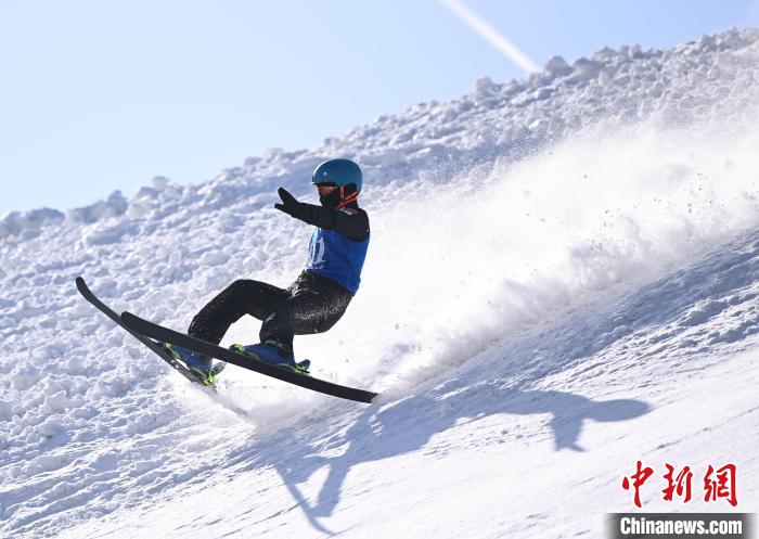 陕西张一帆与河北沈靖怡在长春莲花山滑雪场夺
